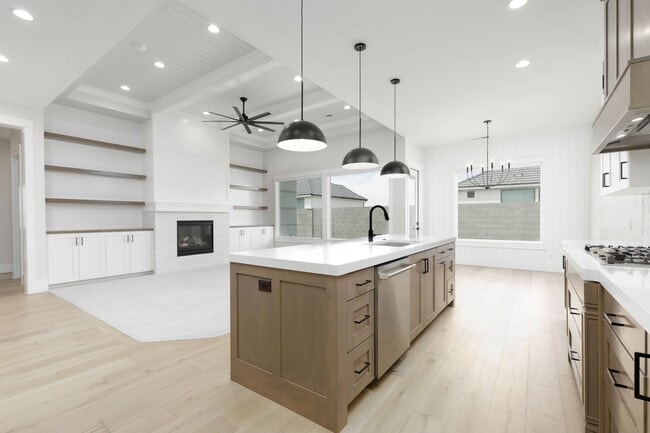 Building Photo - Stunning  4 bed | 3 bath | 3 car garage cu...
