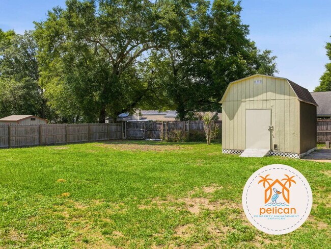 Building Photo - "Charming 3-Bedroom Retreat on Deedra Avenue - Spacious Living at 1325 Sq Ft in Pensacola!"