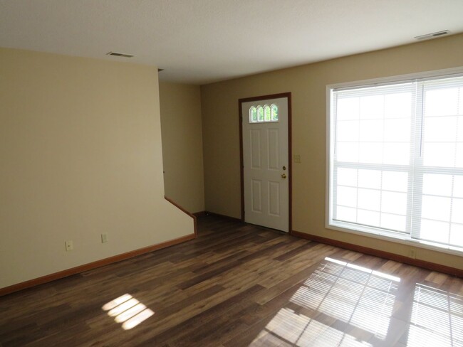 Building Photo - 2 Bedroom Townhouse in Albion!