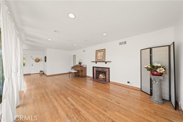 Building Photo - 1033 S Isabella Ave