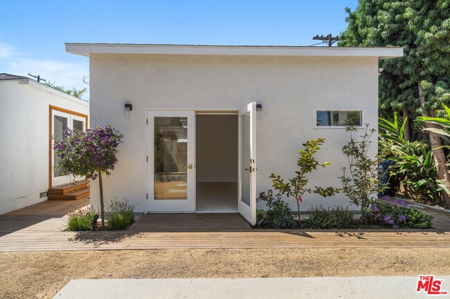 Building Photo - 2425 Cloy Ave