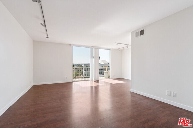 Building Photo - 100 S Doheny Dr