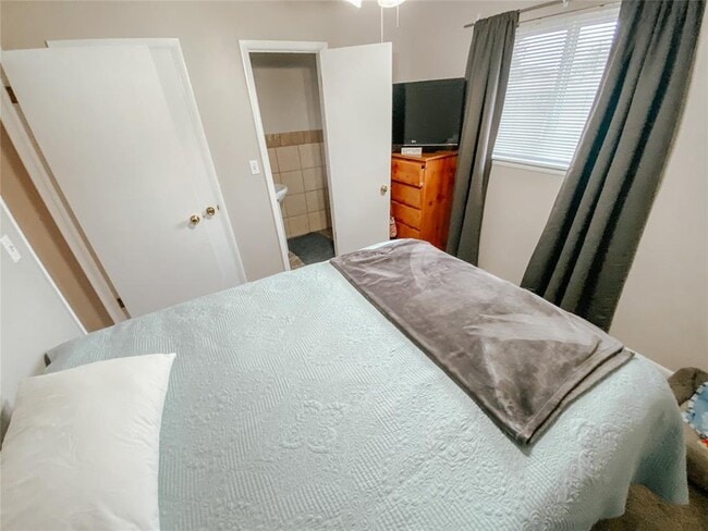 Building Photo - 208 Thompson Dr