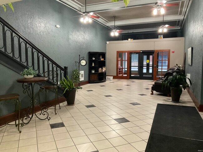 Building Photo - 112 W Washington Blvd