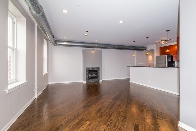 Building Photo - 3550 W Montrose Ave