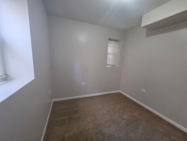 Building Photo - 1423 S Drake Ave