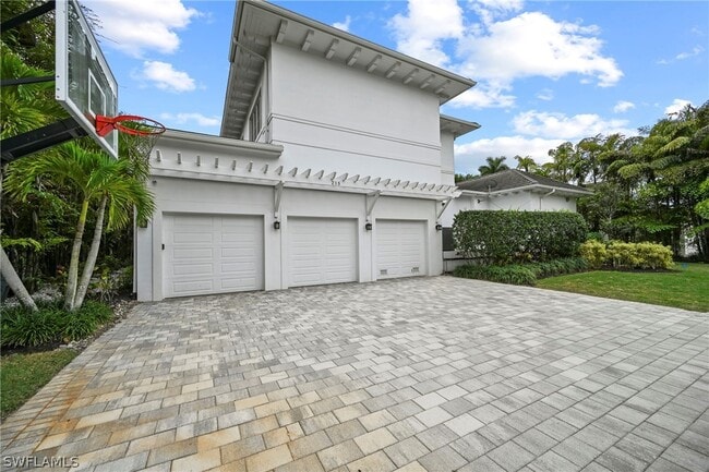 Building Photo - 215 3rd Ave N