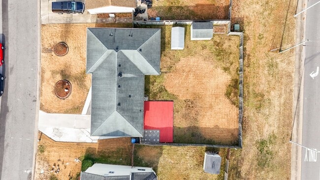 Building Photo - Spacious 4 bedroom/2 Bath Ranch Style Home