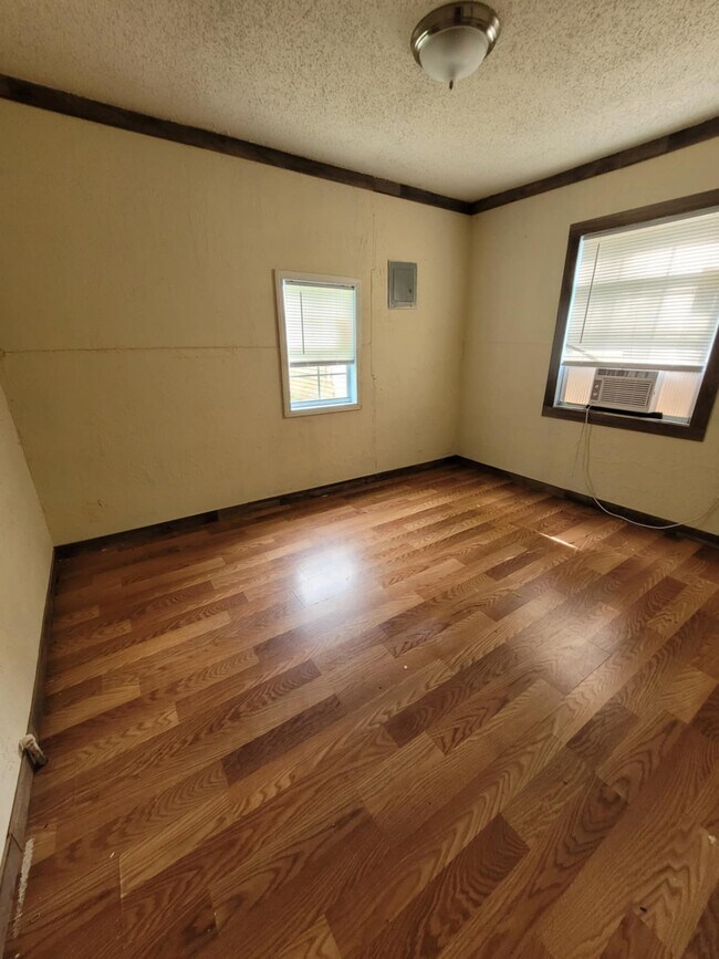 Building Photo - 309 W Chestnut Ave