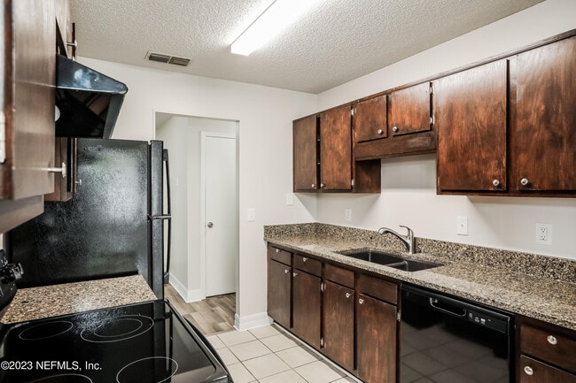 Building Photo - 3854 English Colony Dr S