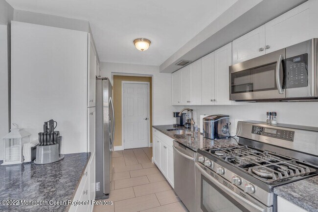 Building Photo - 1226 1/2 Briarwood Rd-