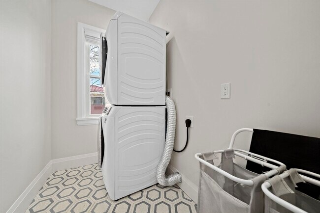 Building Photo - 144 Linden St