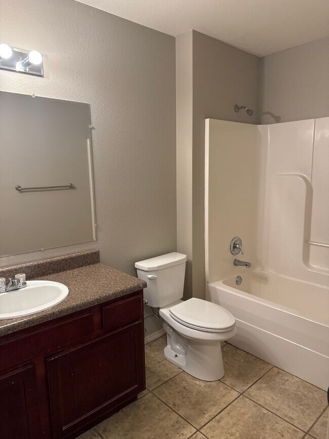 Building Photo - 1008/1010 TRENTON DR