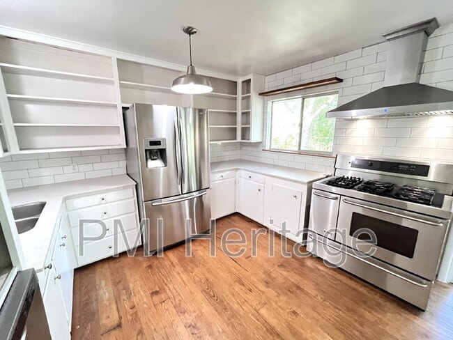 Building Photo - 1139 N Sunset Dr