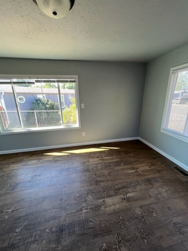 Building Photo - Large 3 Bedroom 2 Bath with Fenced Yard