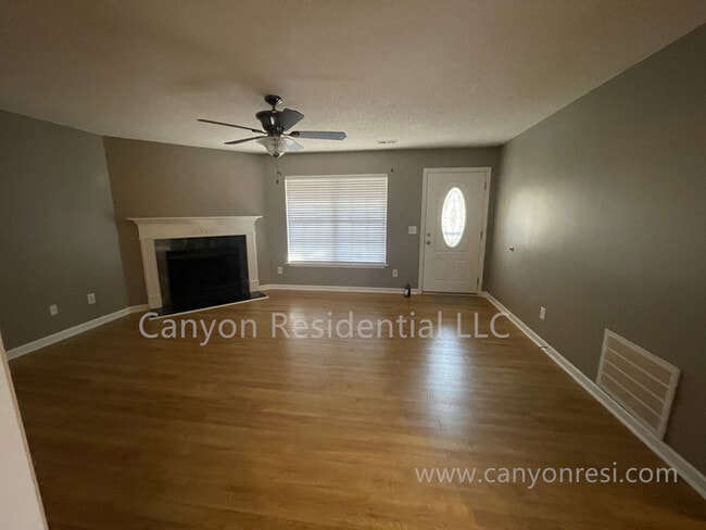 Building Photo - Beautiful 3b Room!Move in ready!