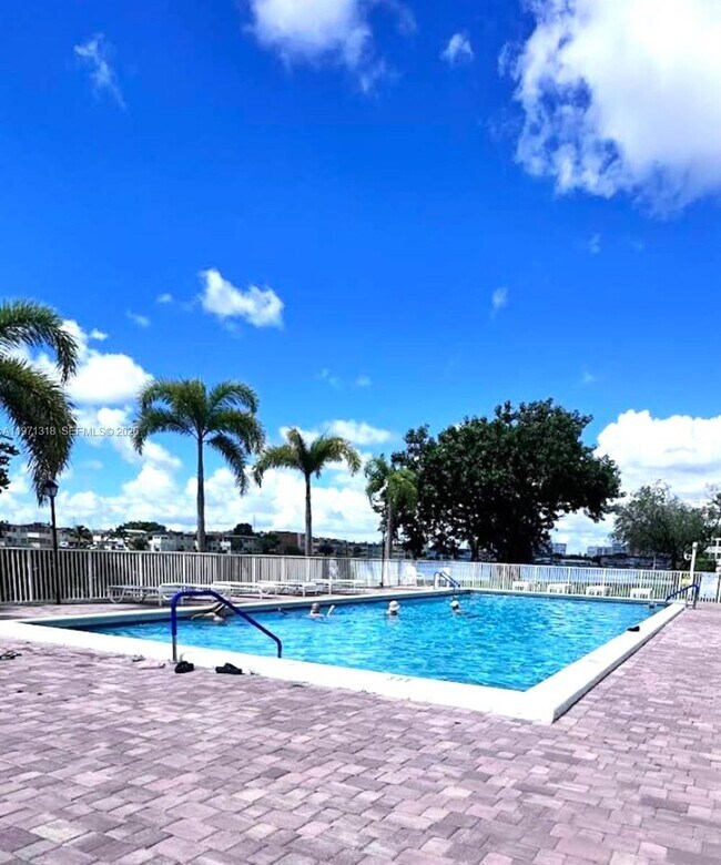 Building Photo - 1770 NE 191st St