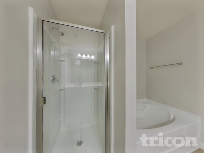 Building Photo - 2245 Bee Hive Dr