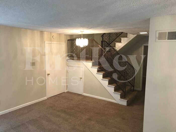 Building Photo - 2101 Hornsby Cove