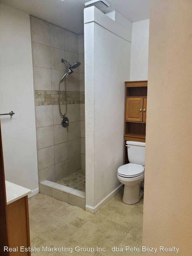 Building Photo - 3 br, 1 bath House - 240 Haight Rd