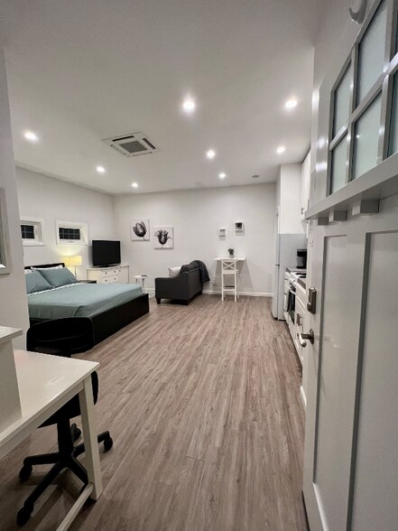 Building Photo - 8489 Larch Ave