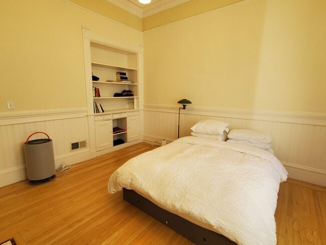 Building Photo - Noe Valley Beautifully Updated Top Floor Two Bedroom w. Chef's Kitchen and Laundry