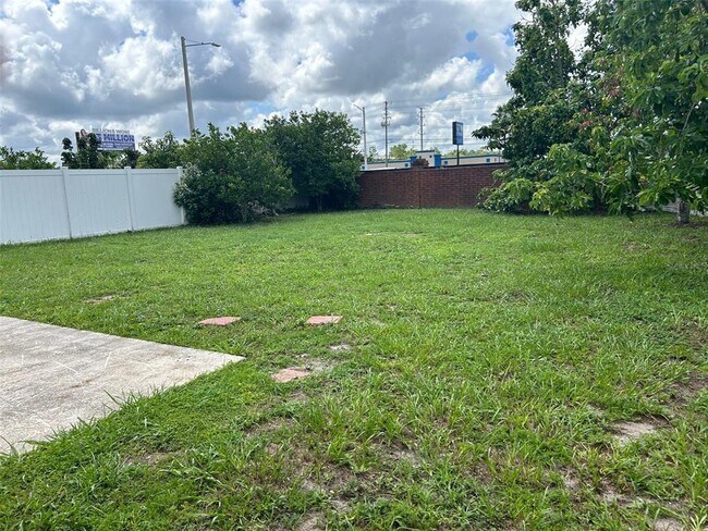 Building Photo - 1801 Colonial Woods Blvd