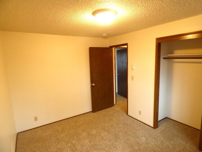 Building Photo - Rent Special: 1/2 Off June's Rent!! 2-bedroom Single Level Apartment