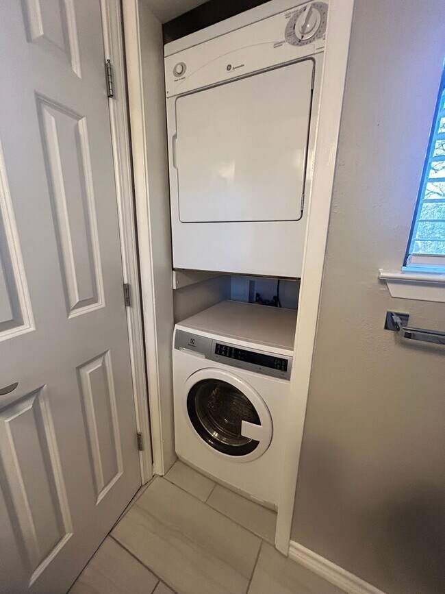 Building Photo - 1610 Waterloo Tr