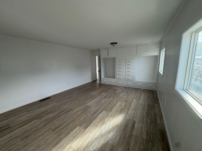 Building Photo - Large Home in Newport!