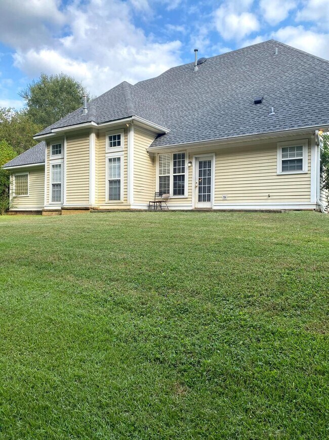 Building Photo - Large Home Settled on Culd-e-sac