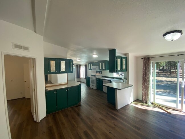 Building Photo - ? Cozy Charm on Almost an Acre in La Pine ?