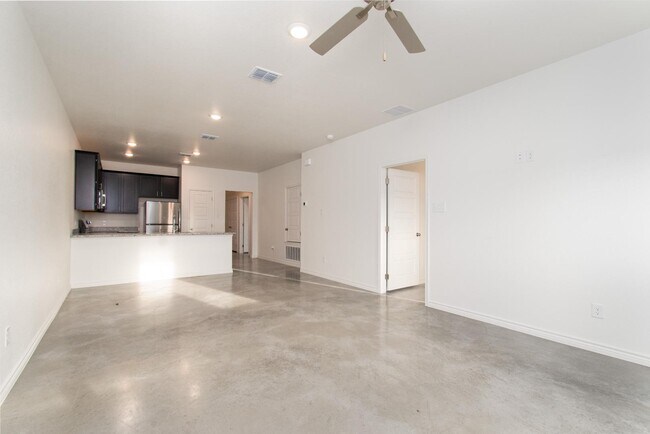 Building Photo - 624 Pacific Crest Trl