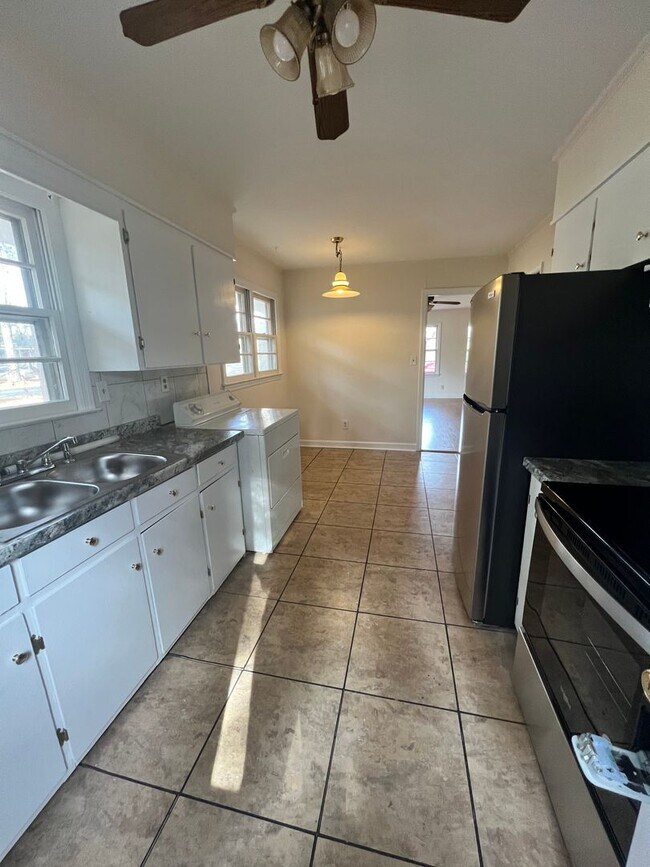 Building Photo - 3 bedroom home located off Neuse Blvd