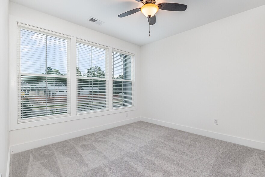 Main floor bedroom - 514 Billingshurst Way
