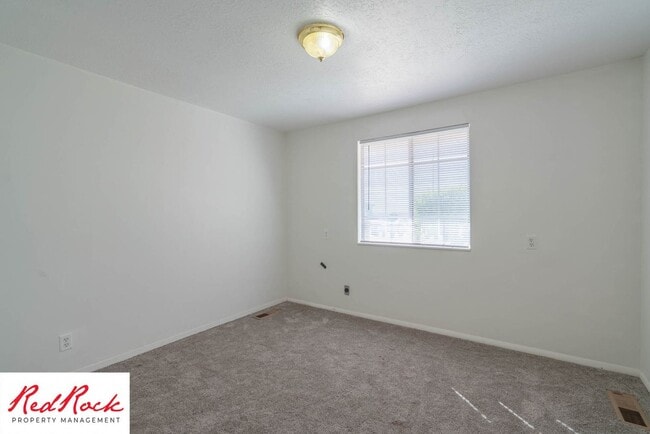 Building Photo - Charming 2 Bed / 1 Bath Apartment in a Prime Location