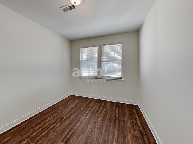 Building Photo - 2409 Garrett Prk Dr