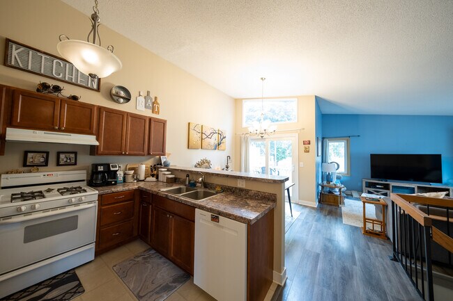 Building Photo - 4222 Goldenrod Ln N