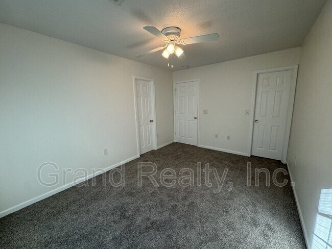 Building Photo - 1015 Peakview Dr