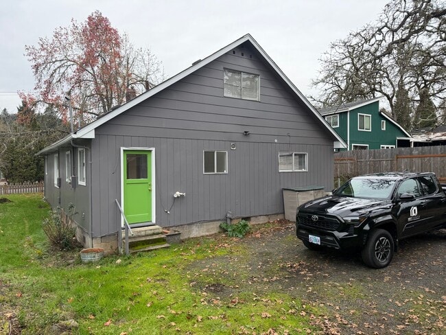 Building Photo - Updated 4 bedroom, 1 bath home in Eugene!