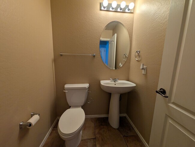 Building Photo - 4 Bedroom 2.5 Bathroom Gate Copper Canyon ...