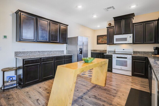Building Photo - Beautiful 2 story Home for rent in Visalia...
