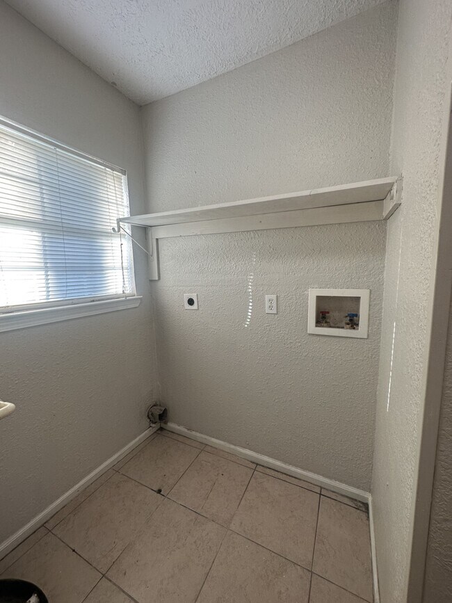 Building Photo - 6713 Greenhurst St