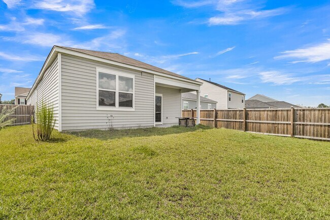 Building Photo - Modern Comfort in the Heart of Ladson