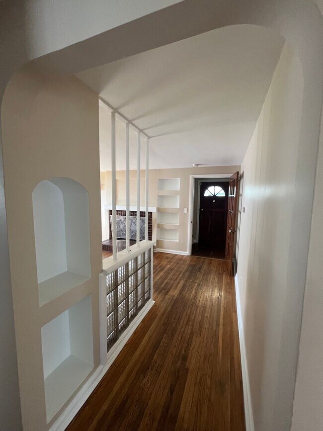 Building Photo - Comfortable 2-Bedroom Single-Family Home with Washer/Dryer Hookups