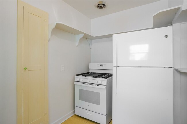 Building Photo - Live on Historic Park Avenue in this 2 Bed 1.5 Bath Single Family Home!