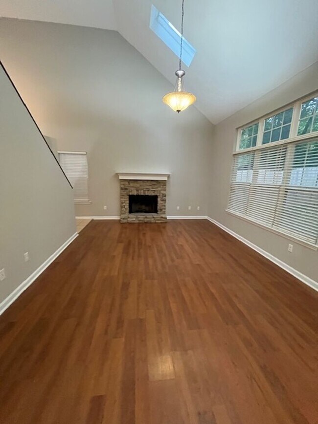 Building Photo - 3 Bedroom, 2.5 Bathroom in Lexington!