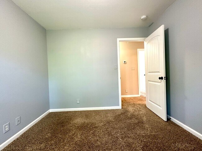 Building Photo - Spacious 3-Bedroom Home with Fenced Yard & Garage!