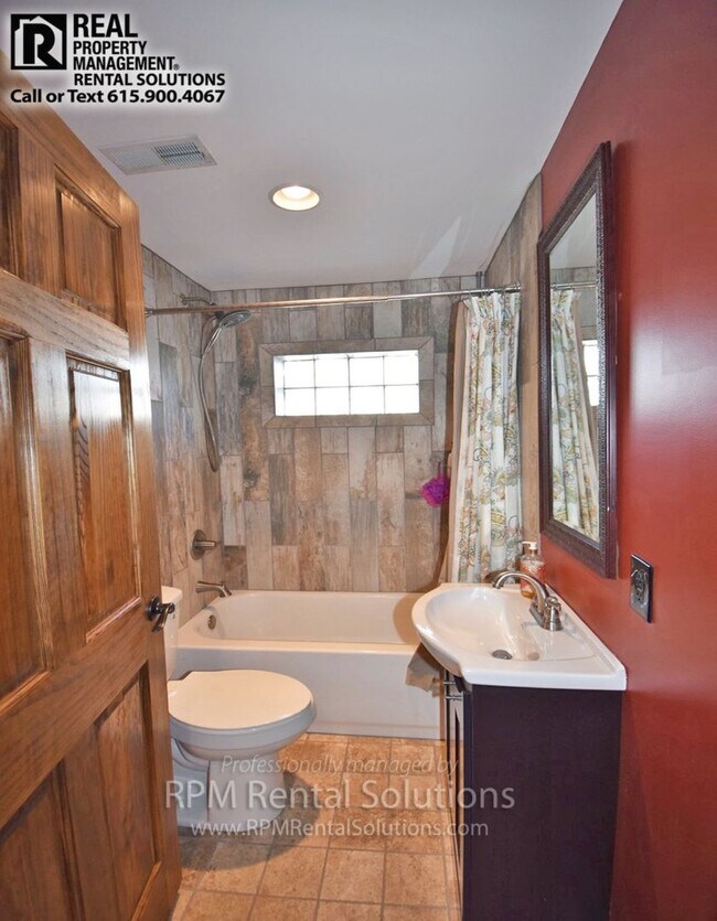 Building Photo - 3BR/2BA one level, carport+detached garage/workshop, washer/dryer included, on 1.6 acres in M'boro!