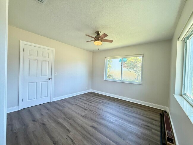 Building Photo - 1615 Crest Dr